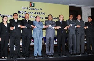 नई दिल्‍ली में दिल्‍ली वार्ता IV के उद्घाटन के अवसर पर आसयिान देशों के अपने समकक्षों के तत्‍कालीन विदेश मंत्री श्री एस एम कृष्‍णा (13 फरवरी, 2012)