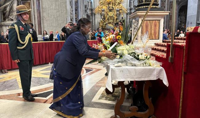 राष्ट्रपति श्रीमती द्रौपदी मुर्मू ने वेटिकन सिटी के सेंट पीटर्स बेसिलिका में परम पूज्य पोप फ्रांसिस को श्रद्धांजलि अर्पित की