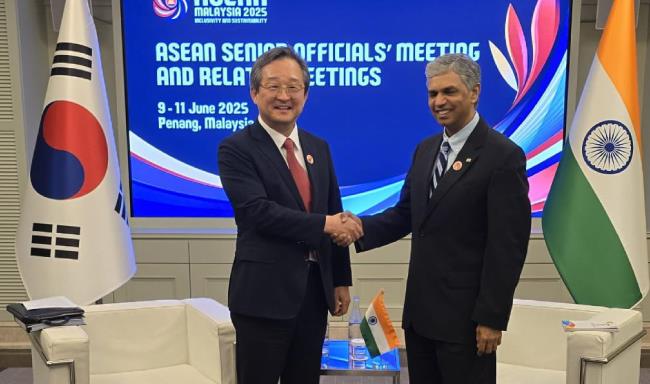 Secretary (East), P. Kumaran met H.E. Mr. Chung Byung-Won, Deputy Minister of Political Affairs, Ministry of Foreign Affairs of Republic of Korea on the sidelines of East Asia Summit Senior Officials' Meeting in Penang, Malaysia
