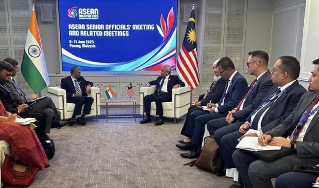 Secretary (East), P. Kumaran held  discussions with H.E. Dato’ Sri Amran Mohammed Zin, Secretary General of the Ministry of Foreign Affairs of Malaysia & ASEAN Leader of the Senior Officials’ Meeting on the sidelines of the East Asia Summit and ASEAN Regional Forum Senior Officials' Meeting in Penang, Malaysia