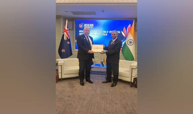 Secretary (East), Shri P. Kumaran met H.E. Mr. Grahame Morton, Deputy Secretary of the Americas and Asia Group and SOM Leader, Ministry of Foreign Affairs and Trade of New Zealand on the sidelines of the East Asia Summit Senior Officials’ Meeting in Penang, Malaysia
