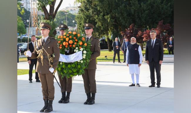 Prime Minister Shri Narendra Modi along with H.E. Mr. Andrej Plenkovic, Prime Minister of the Republic of Croatia paid respects to the brave soldiers at the Monument to the Homeland in Zagreb, Croatia