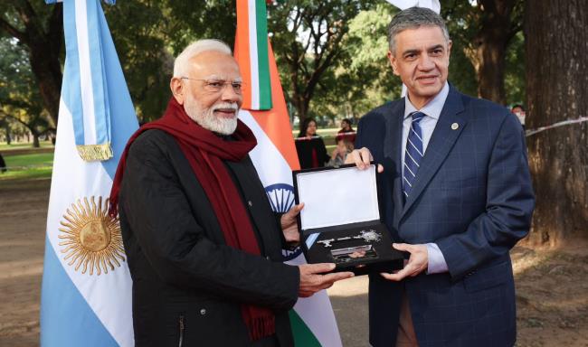 Prime Minister Shri Narendra Modi was presented with the ‘Key to the City of Buenos Aires’ by H.E. Mr. Jorge Macri, Head of the City Government of Buenos Aires, Argentina