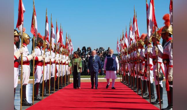 Prime Minister Shri Narendra Modi received by H.E. Mr. Luiz Inacio Lula da Silva, President of Brazil & Ms. Rosangela Lula da Silva, First Lady of Brazil with a Guard of Honour and ceremonial welcome at the Alvorada Palace in Brasilia