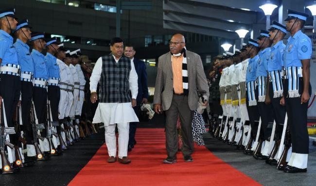 फिजी के प्रधानमंत्री महामहिम श्री सितिवेनी लिगामामादा राबुका के नई दिल्ली हवाई अड्डे पर पहुंचने पर शिक्षा एवं पूर्वोत्तर क्षेत्र विकास राज्य मंत्री डॉ. सुकांत मजूमदार उनकी अगवानी की