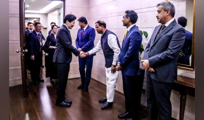 Prime Minister of the Republic of Singapore, H.E. Mr. Lawrence Wong received by Minister of State for Finance, Shri Pankaj Choudhary upon his arrival at the airport in New Delhi