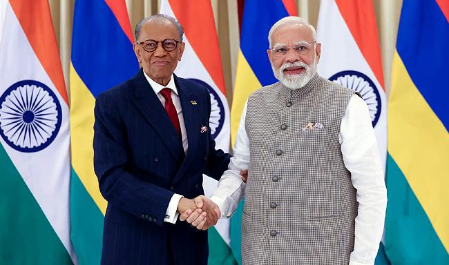 Prime Minister Shri Narendra Modi met H.E. Dr. Navinchandra Ramgoolam, Prime Minister of Mauritius in Varanasi