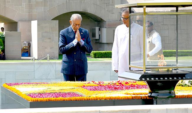 Prime Minister of the Republic of Mauritius, H.E. Dr. Navinchandra Ramgoolam paid tribute to Mahatma Gandhi at Rajghat