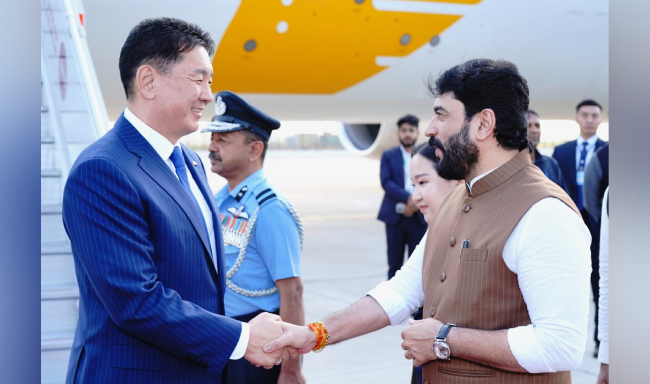 President of Mongolia, H.E. Mr. Khurelsukh Ukhnaa received by Shri Murlidhar Mohol, Minister of State for Civil Aviation and Cooperation upon his arrival at the airport in New Delhi
