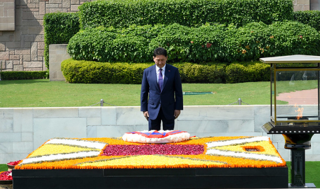 President of Mongolia, H.E. Mr. Khurelsukh Ukhnaa paid tributes to Mahatma Gandhi at Rajghat