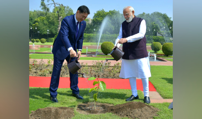 Prime Minister Shri Narendra Modi and President of Mongolia, H.E. Mr. Khurelsukh Ukhnaa jointly planted a sapling in honour of the President’s mother at Hyderabad House