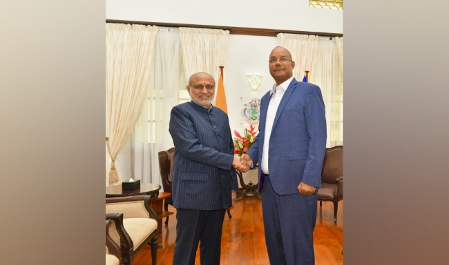 उप-राष्ट्रपति श्री सी. पी. राधाकृष्णन ने सेशेल्स के विक्टोरिया स्थित स्टेट हाउस में सेशेल्स के राष्ट्रपति महामहिम डॉ. पैट्रिक हर्मिनी से मुलाकात की