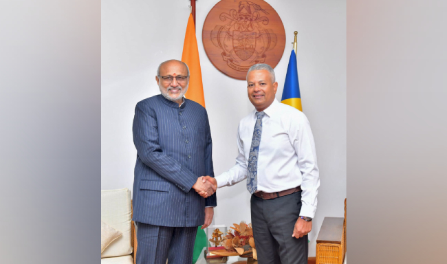 उप-राष्ट्रपति श्री सी. पी. राधाकृष्णन ने सेशेल्स के विक्टोरिया स्थित स्टेट हाउस में सेशेल्स के नवनिर्वाचित उप-राष्ट्रपति महामहिम श्री सेबेस्टियन पिल्ले से मुलाकात की