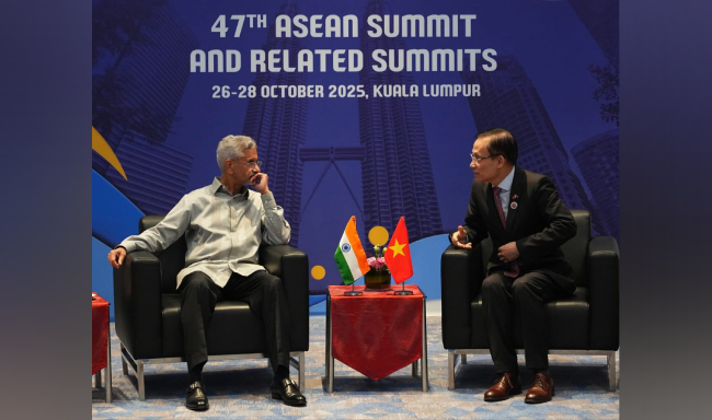 विदेश मंत्री डॉ. एस. जयशंकर ने मलेशिया के कुआलालंपुर में 47वें आसियान शिखर सम्मेलन में वियतनाम के विदेश मंत्री महामहिम श्री ले होई ट्रंग से मुलाकात की