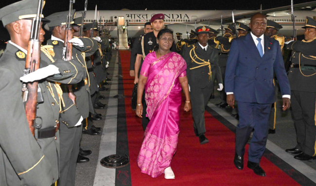 राष्ट्रपति श्रीमती द्रौपदी मुर्मू लुआंडा, अंगोला पहुंचीं
