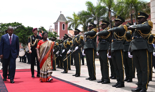 अंगोला के लुआंडा स्थित राष्ट्रपति भवन में महामहिम श्री जोआओ मैनुअल गोंसाल्वेस लोरेंसो ने राष्ट्रपति श्रीमती द्रौपदी मुर्मू का स्वागत किया