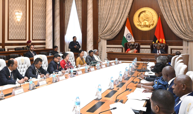 राष्ट्रपति द्रौपदी मुर्मू ने अंगोला के लुआंडा स्थित राष्ट्रपति भवन में अंगोला के राष्ट्रपति महामहिम श्री जोआओ मैनुअल गोंसाल्वेस लोरेंसो के साथ चर्चा की