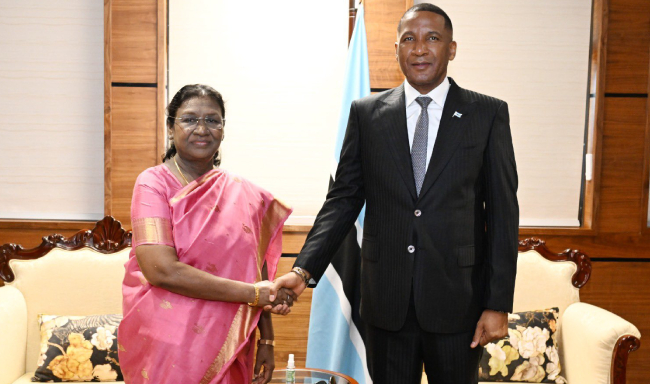 President Smt. Droupadi Murmu welcomed by H.E. Mr. Duma Gideon Boko, President of the Republic of Botswana at the President’s House in Gaborone, Botswana