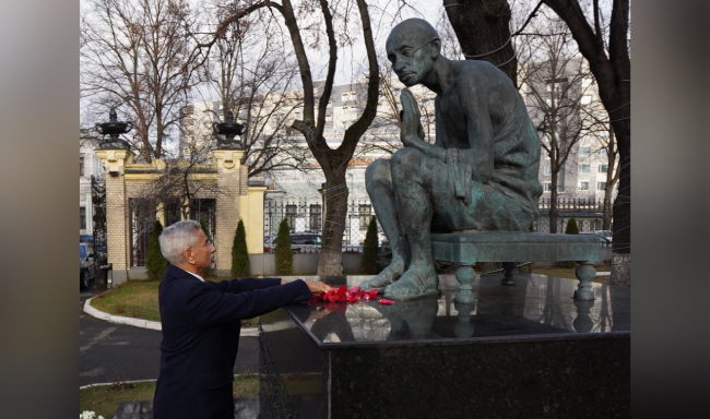 विदेश मंत्री डॉ. एस. जयशंकर ने मॉस्को में महात्मा गांधी को श्रद्धांजलि अर्पित की