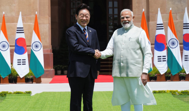 प्रधानमंत्री श्री नरेन्द्र मोदी ने हैदराबाद हाउस में दक्षिण कोरिया के राष्ट्रपति महामहिम श्री ली जे म्युंग का स्वागत किया