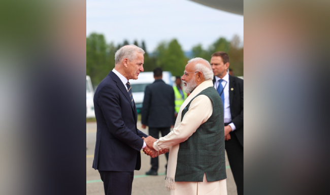 On his arrival in Oslo, Prime Minister Shri Narendra Modi was received by Prime Minister of Norway, H.E. Mr. Jonas Gahr Store, at the airport